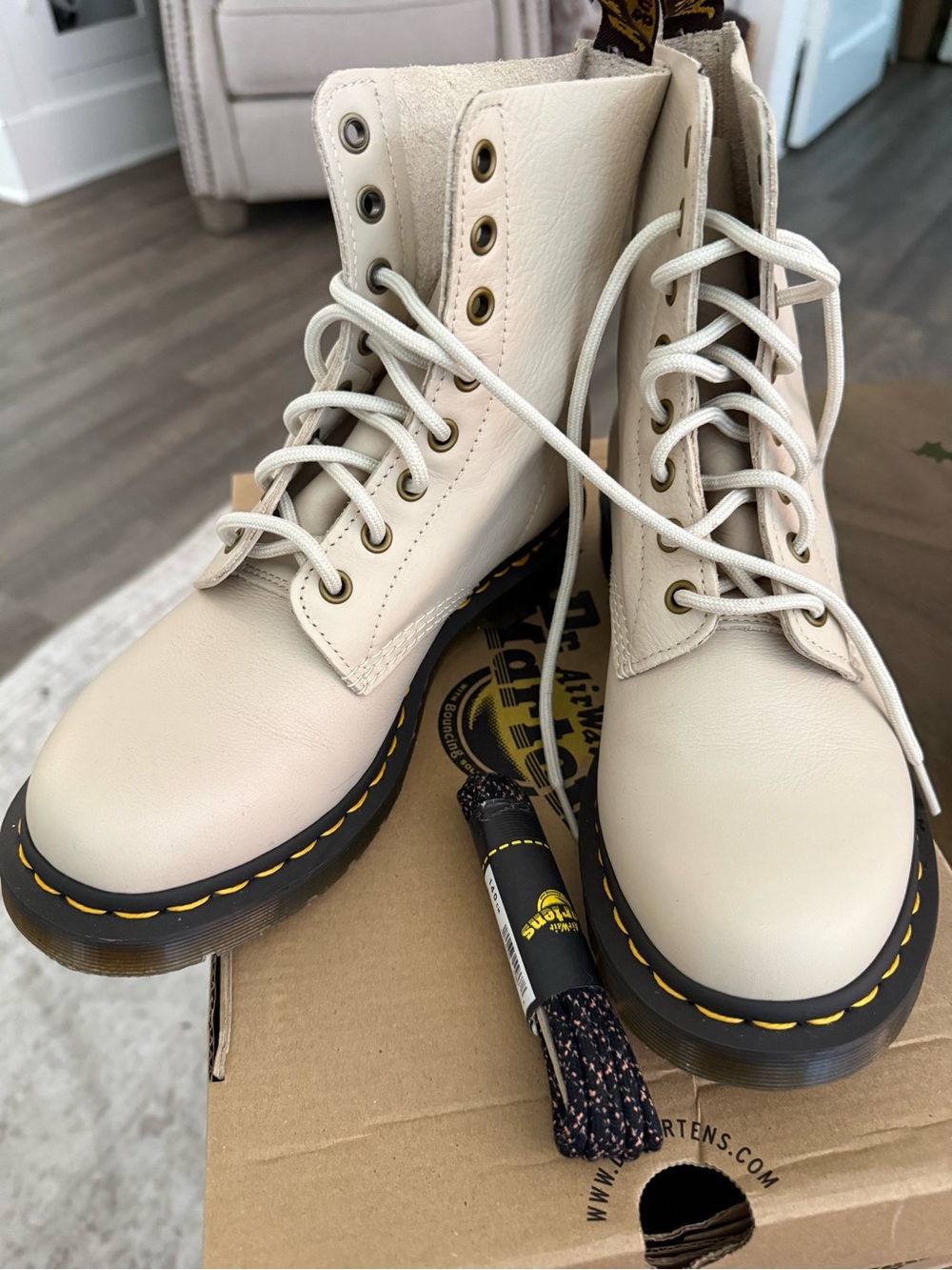 Dr. Martin 1460 Pascal Boot in parchment beige - NEW only tried on